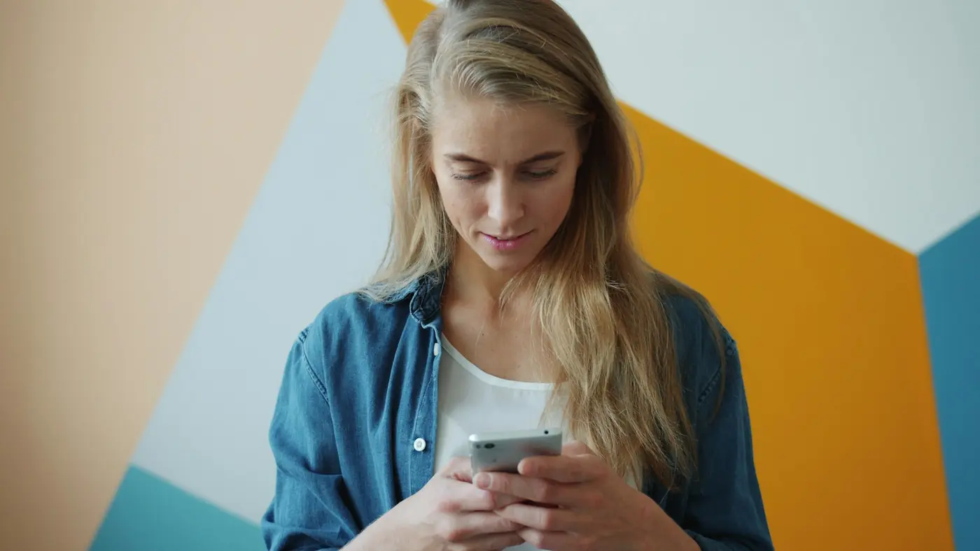 Une cliente consulte la confirmation de son rendez-vous sur son téléphone