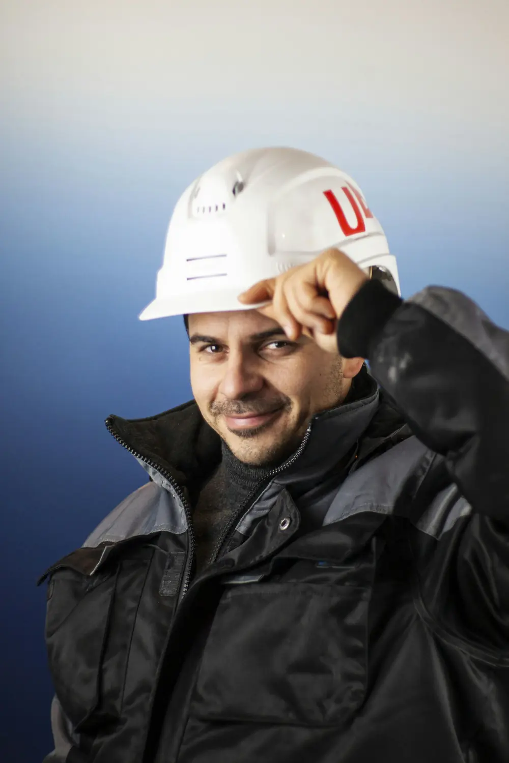 Un chef de chantier en casque de sécurité