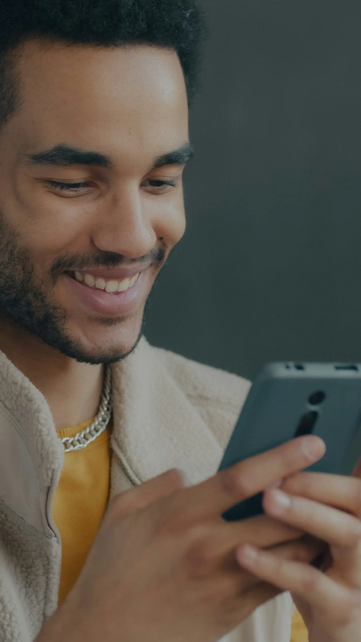 Un client lit sur son téléphone la confirmation de son rendez-vous