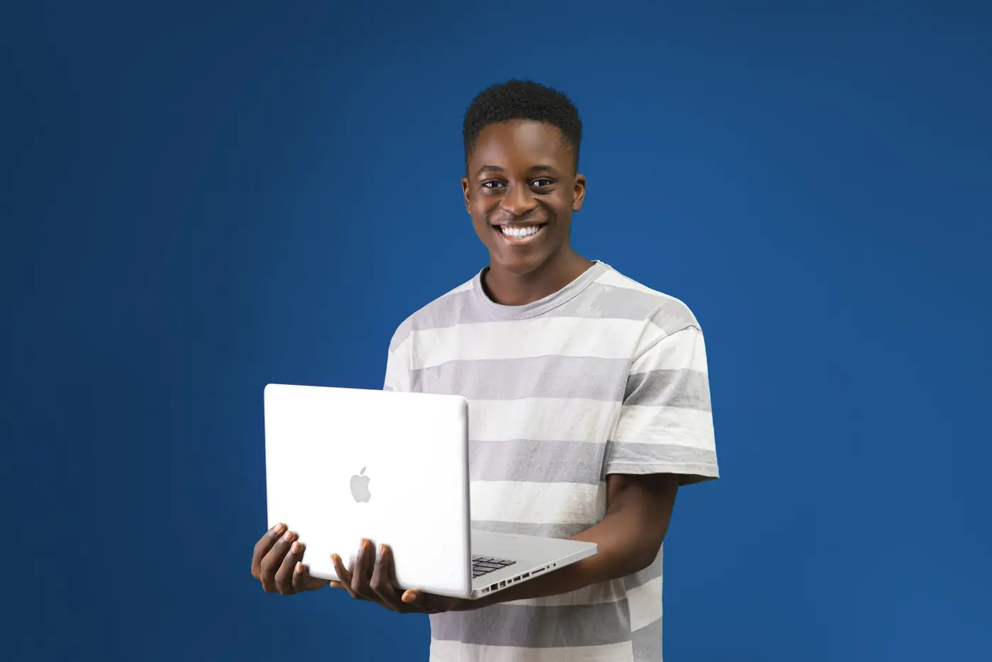 Un client souriant, ordinateur portable en main